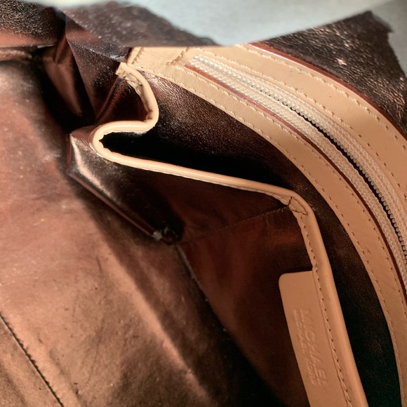 Micheal kors purse large size. - Picture 11 of 15